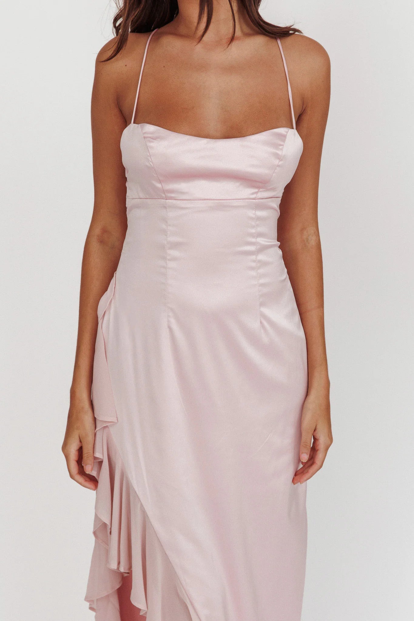 Vestido Weitese elegante, vestido largo de satén rosa pálido, escote cuadrado, tirantes finos, bajo asimétrico con volantes y corte ajustado.